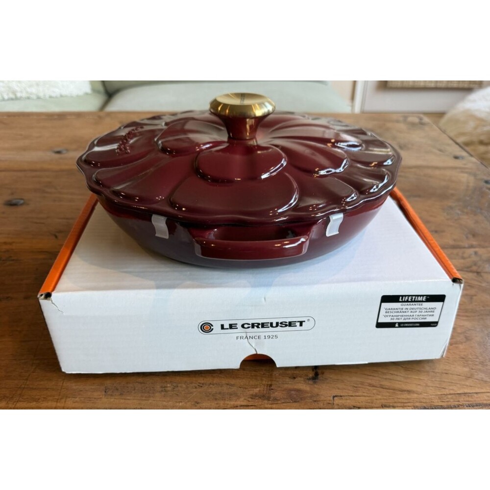 Le Creuset Signature Cast Iron Petal Shallow Casserole 2.25qt Garnet Rhone NEW - Picture 6 of 16